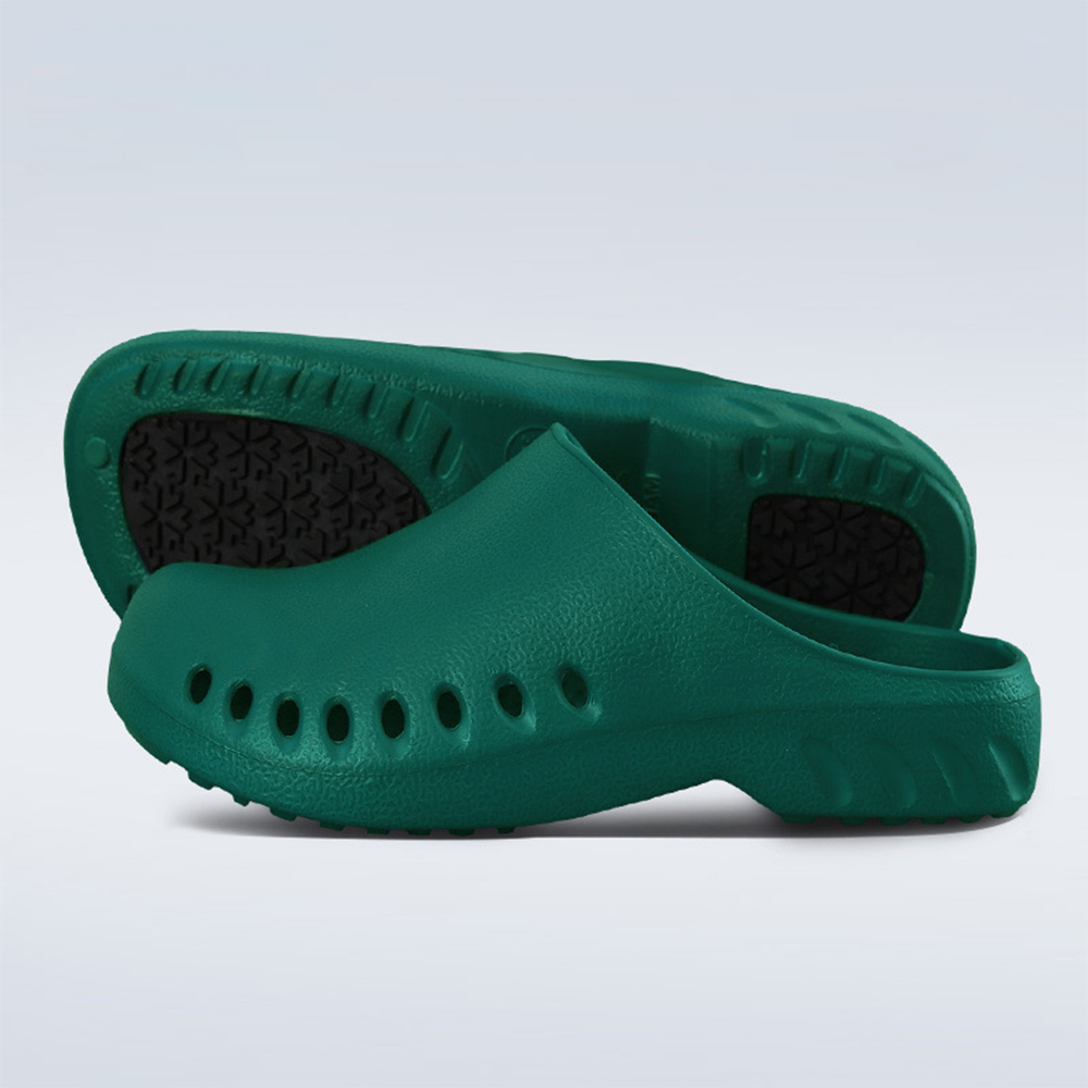 Woman Beach Sandals Garden Shoes Lightweight Men Clogs Hospital Doctor Nurse Surgical Shoes Casual Washable Clogs
